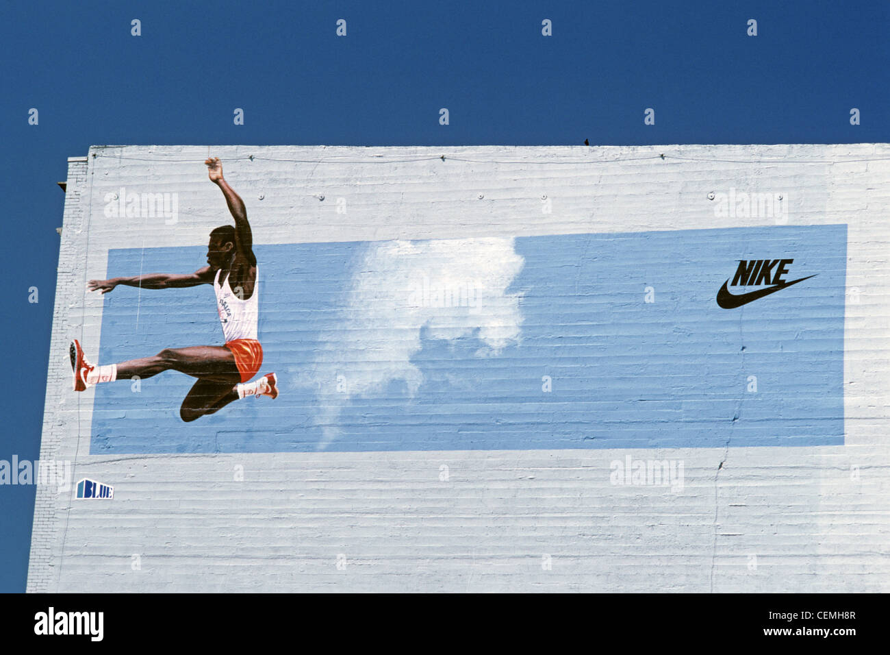 Nike Ad Carl Lewis legendären Sportler tun seine Weitsprung-Seite des  Gebäudes Wandbild gemalt Stockfotografie - Alamy