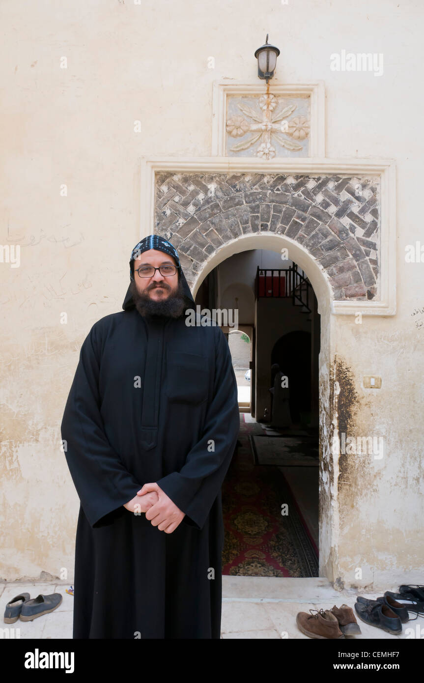 Berühmten koptischen Kloster Deir Al Muharraq Assiyut Ägypten und koptischen Mönch Stockfoto