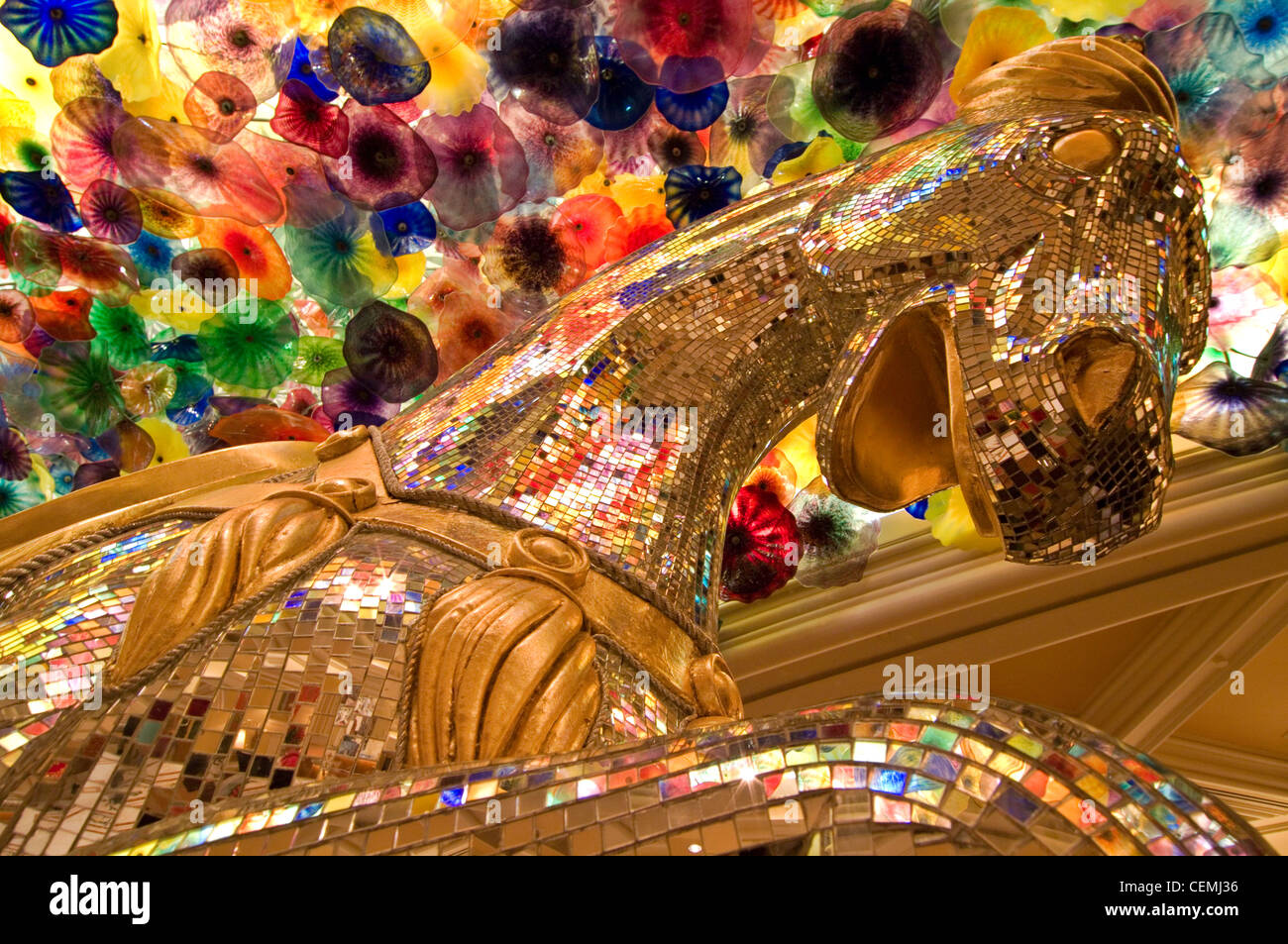 Unter einer Decke von Dale Chihuly Kunstglas lockt ein Glück Pferd Spieler im Bellagio Casino, Las Vegas, Nevada Stockfoto