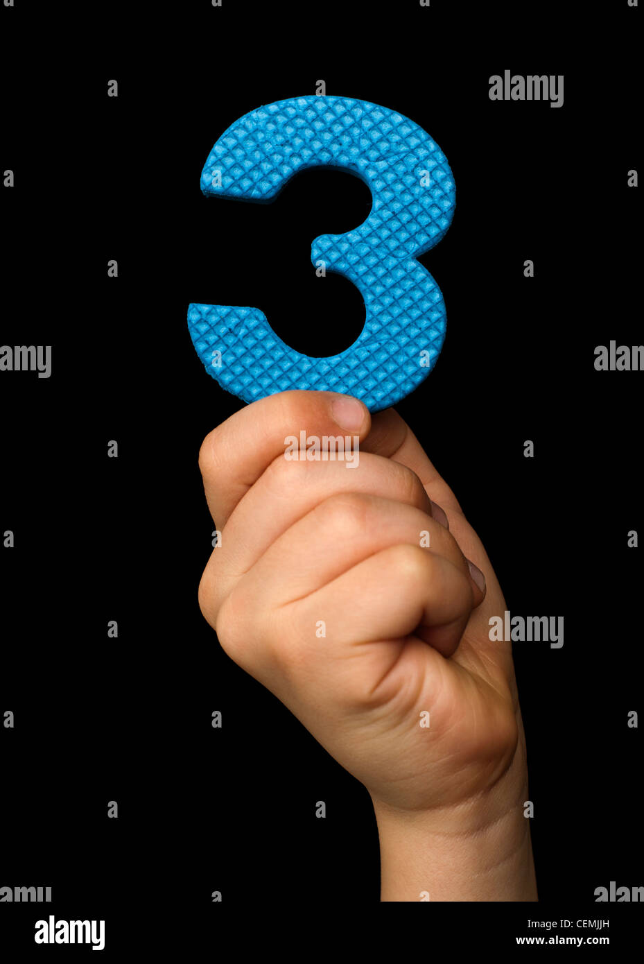 Kinder hand hält die Nummer drei. Schwarz isoliert blaue Nummer drei Stockfoto