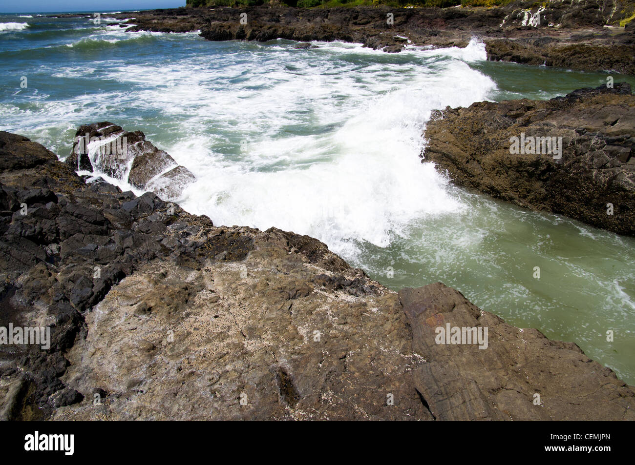 "Wellenlinien" Splash auf die Felsen am Devils Punch Bowl State Park in Oregon Stockfoto