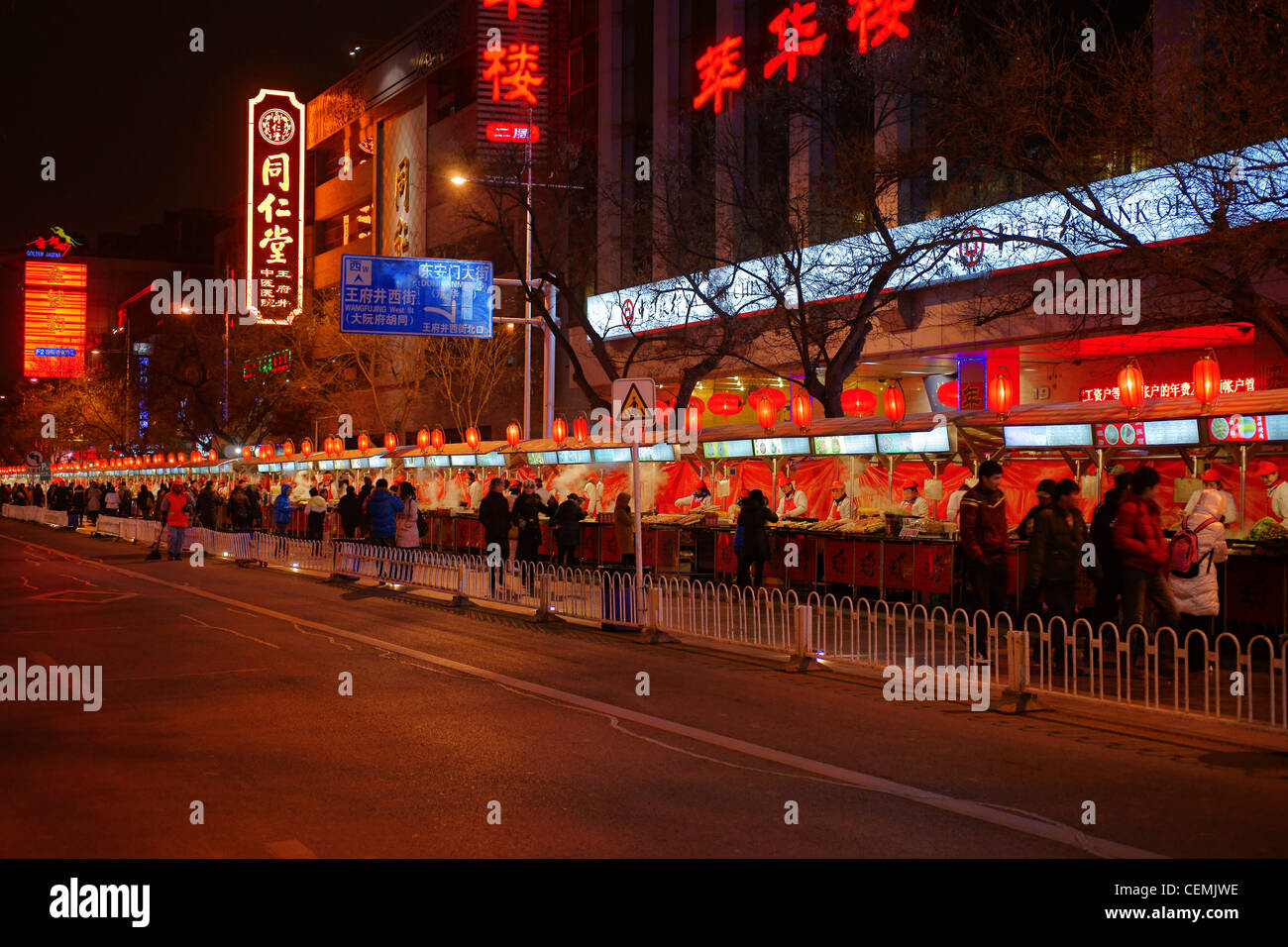 Essensstände in Donghuamen Night Market, Peking China Stockfoto