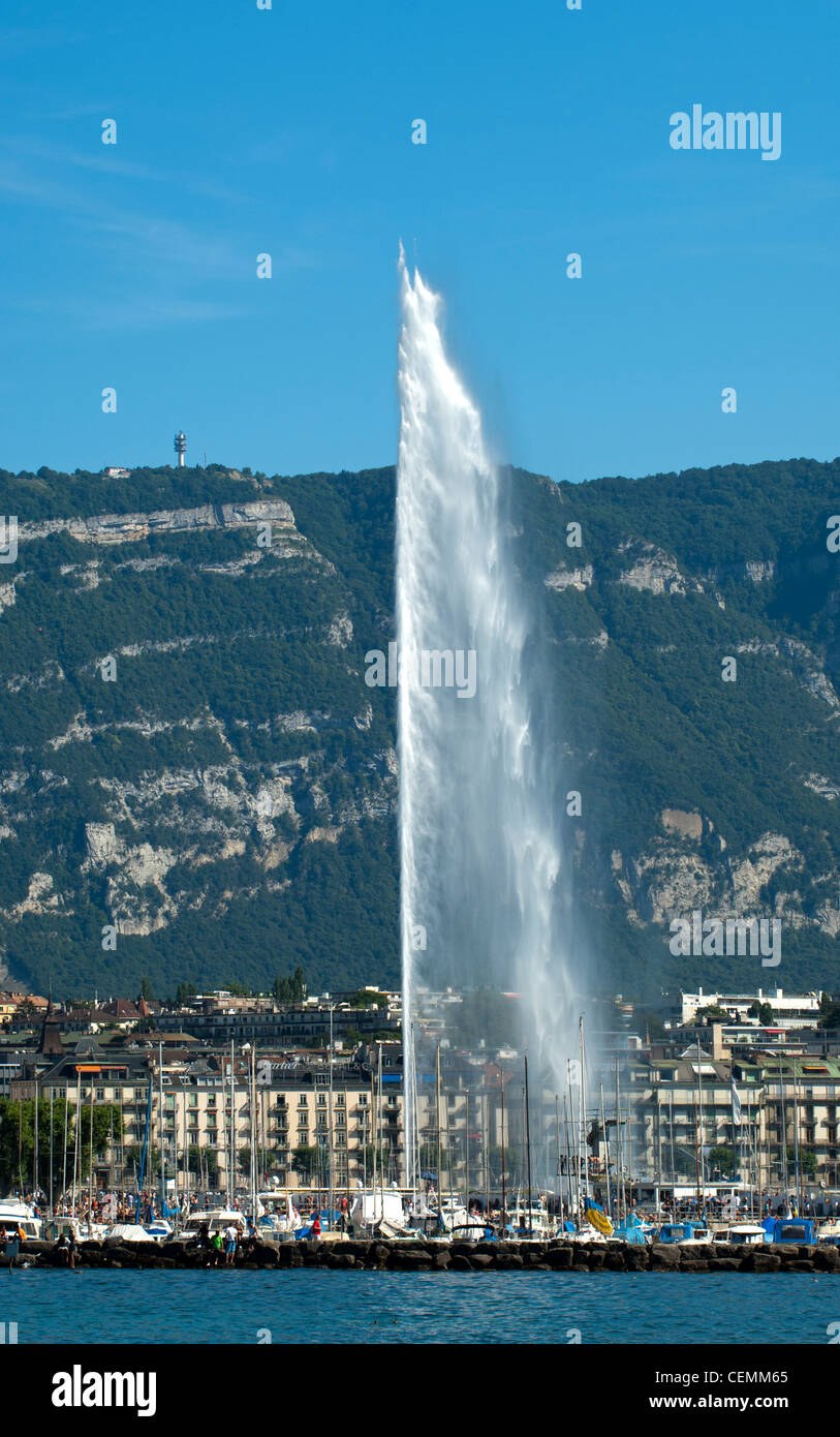 Wasserfontäne Jet d ' Eau am Genfer See vor der Saleve Mountain Range, Genf, Schweiz Stockfoto