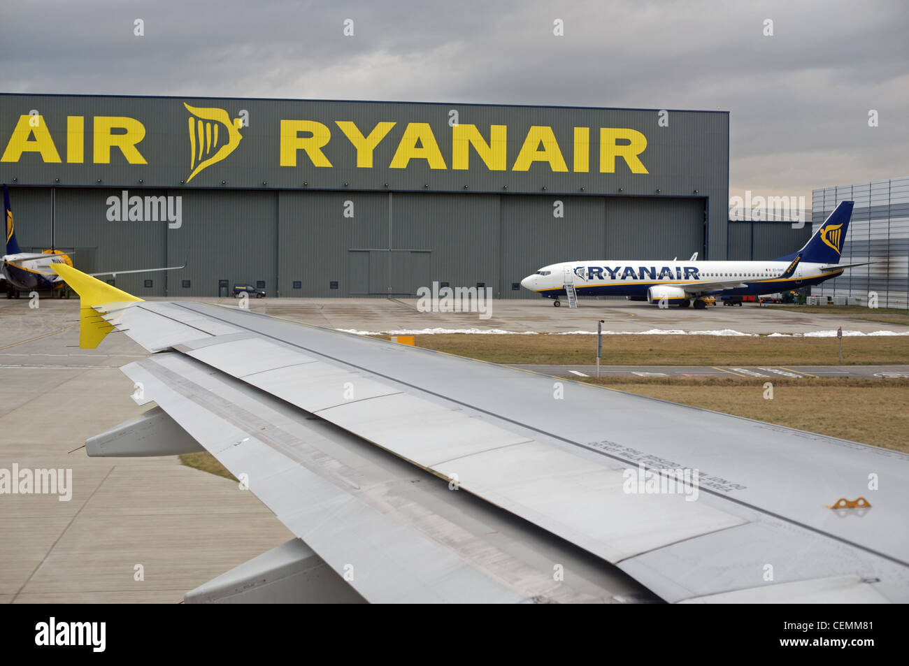 RyanairHänger, London Stansted Flughafen Essex UK Stockfotografie Alamy