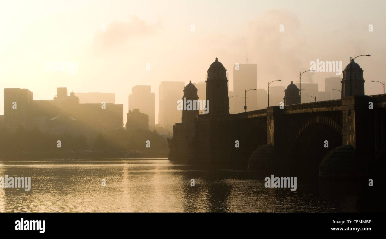 Die Longfellow Bridge über den Charles River in Boston, MA in der Morgendämmerung zu sehen. Stockfoto