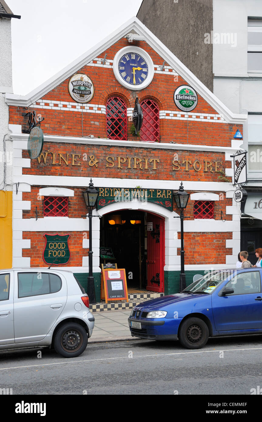 Ein Pub und Schnaps speichern auf Washington Street, Cork, County Cork, Irland. Stockfoto