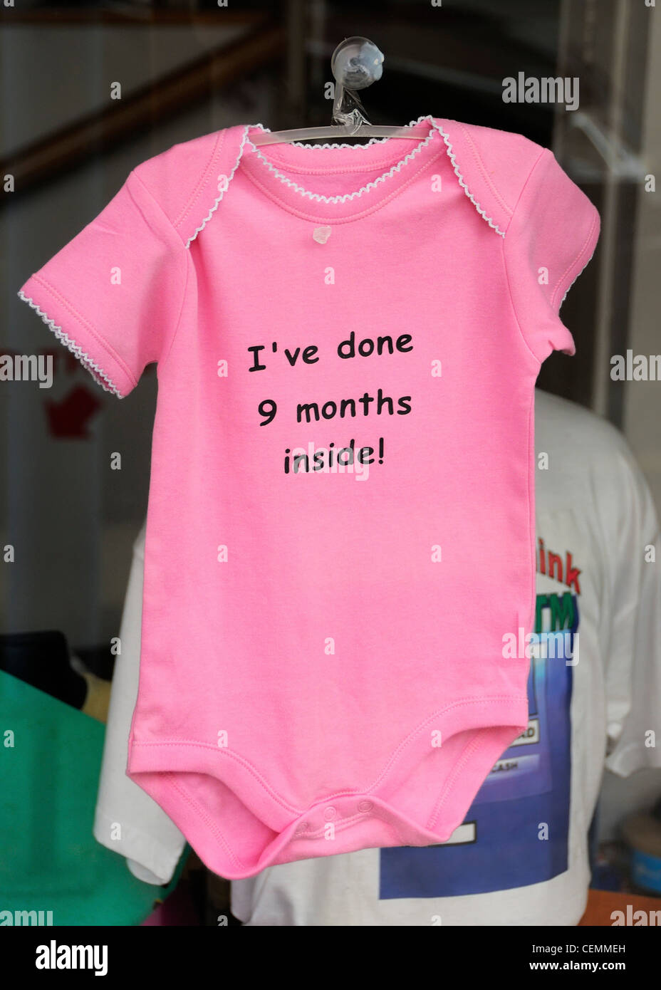 Baby-Kleidung auf dem Display in einem Geschäft auf Washington Street, Cork, County Cork, Irland. Stockfoto