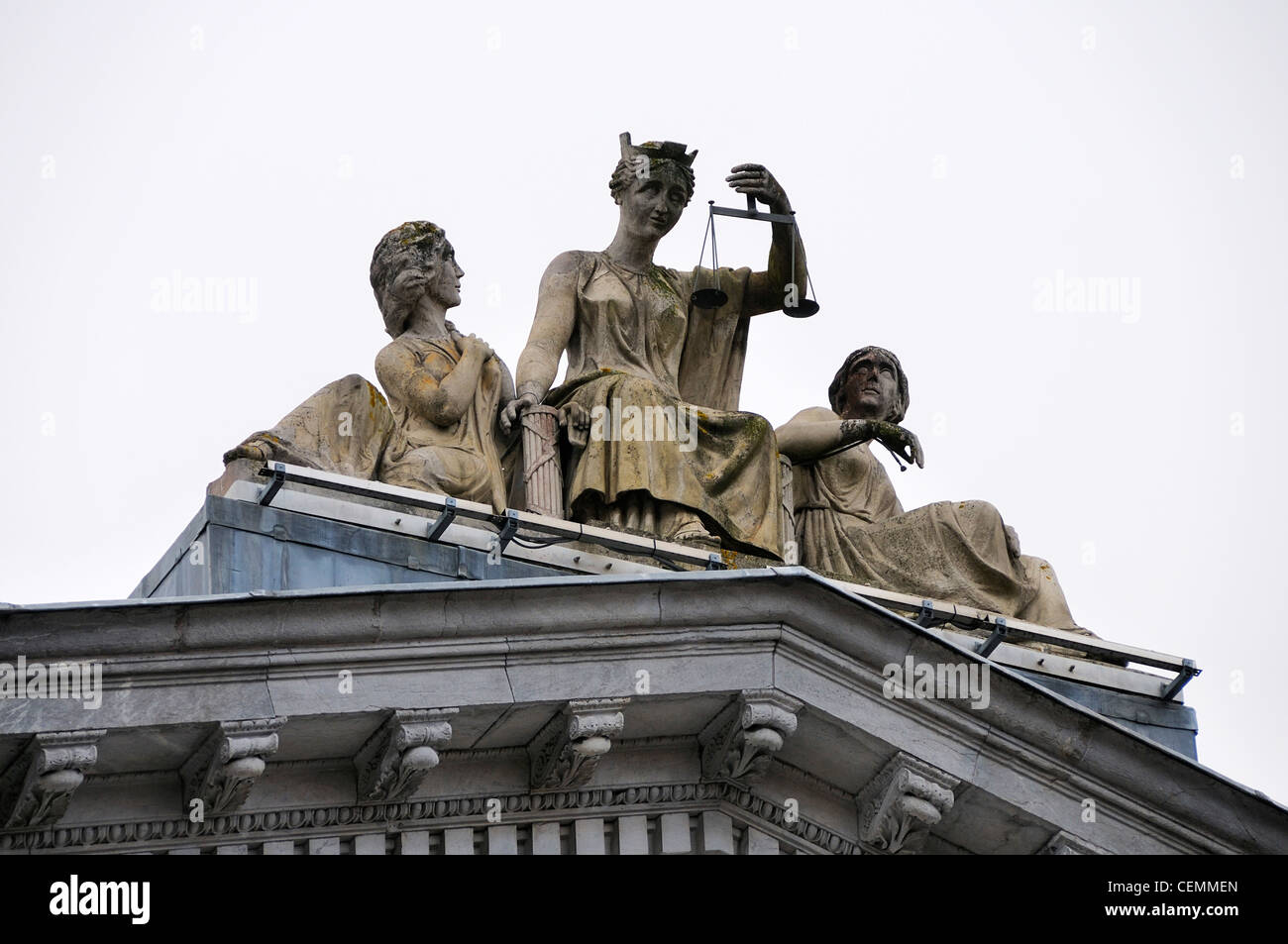 Die Statue oben auf das Dach des Courthouse auf Washington Street, Cork, County Cork, Irland. Stockfoto