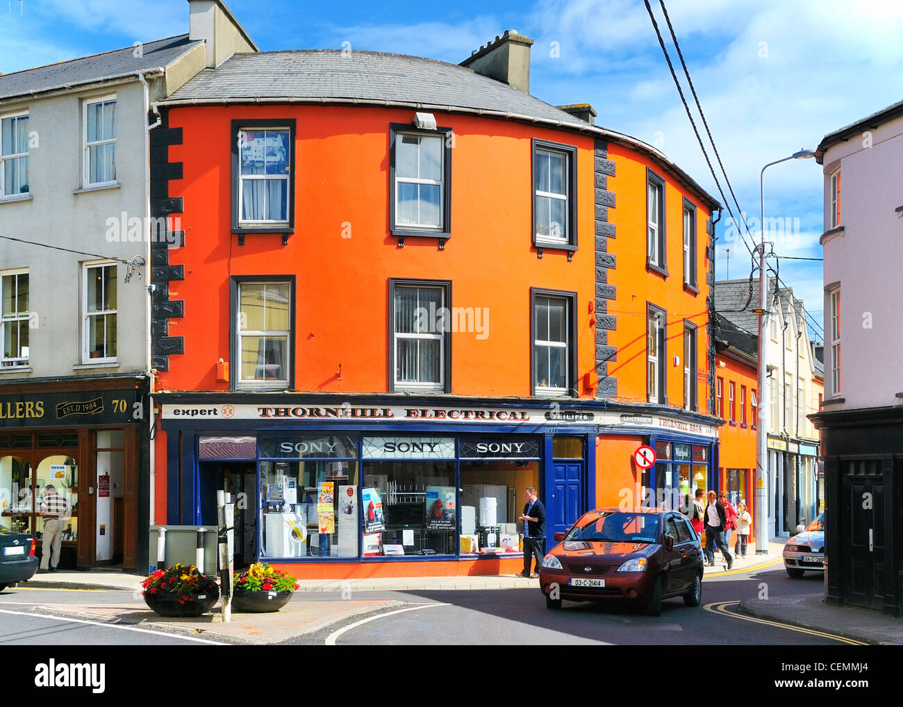 Laden und Restaurants an der Market Street in Skibbereen, County Cork, Irland. Stockfoto