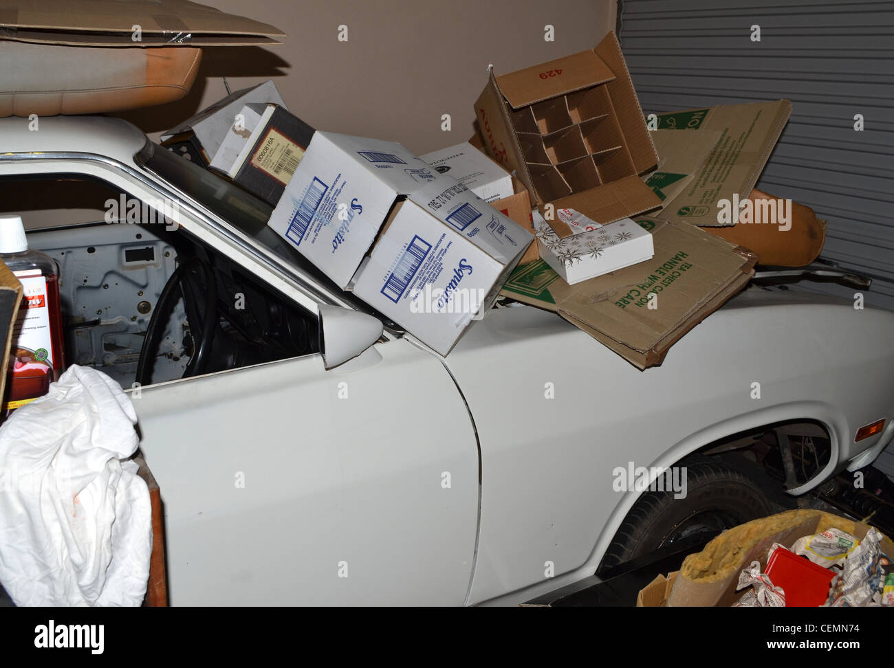 Lagerung-Einheit Garage chaotisch Stockfoto