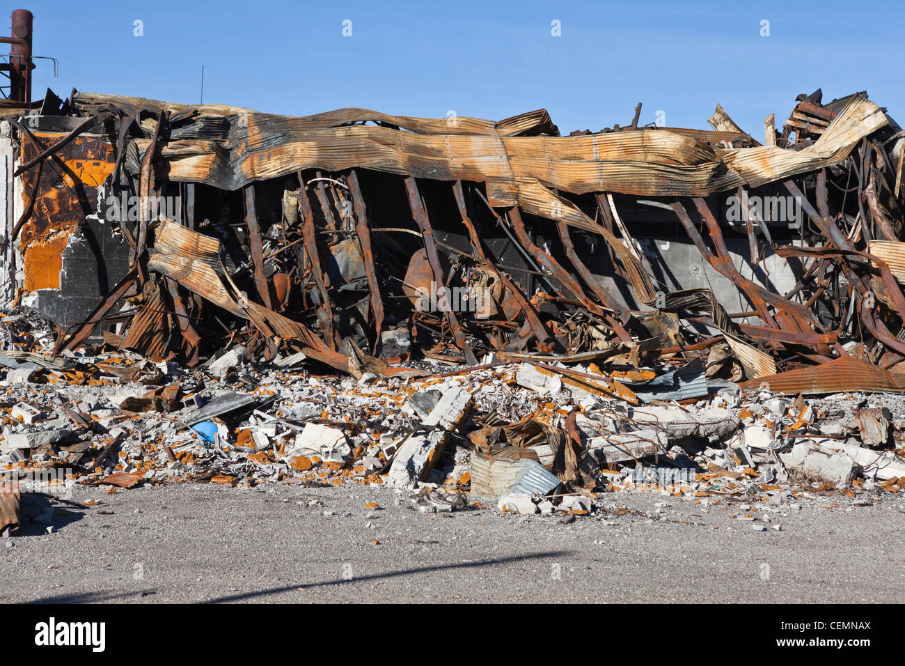 Geschmolzene Ruine einer Brand beschädigt-Struktur. Stockfoto