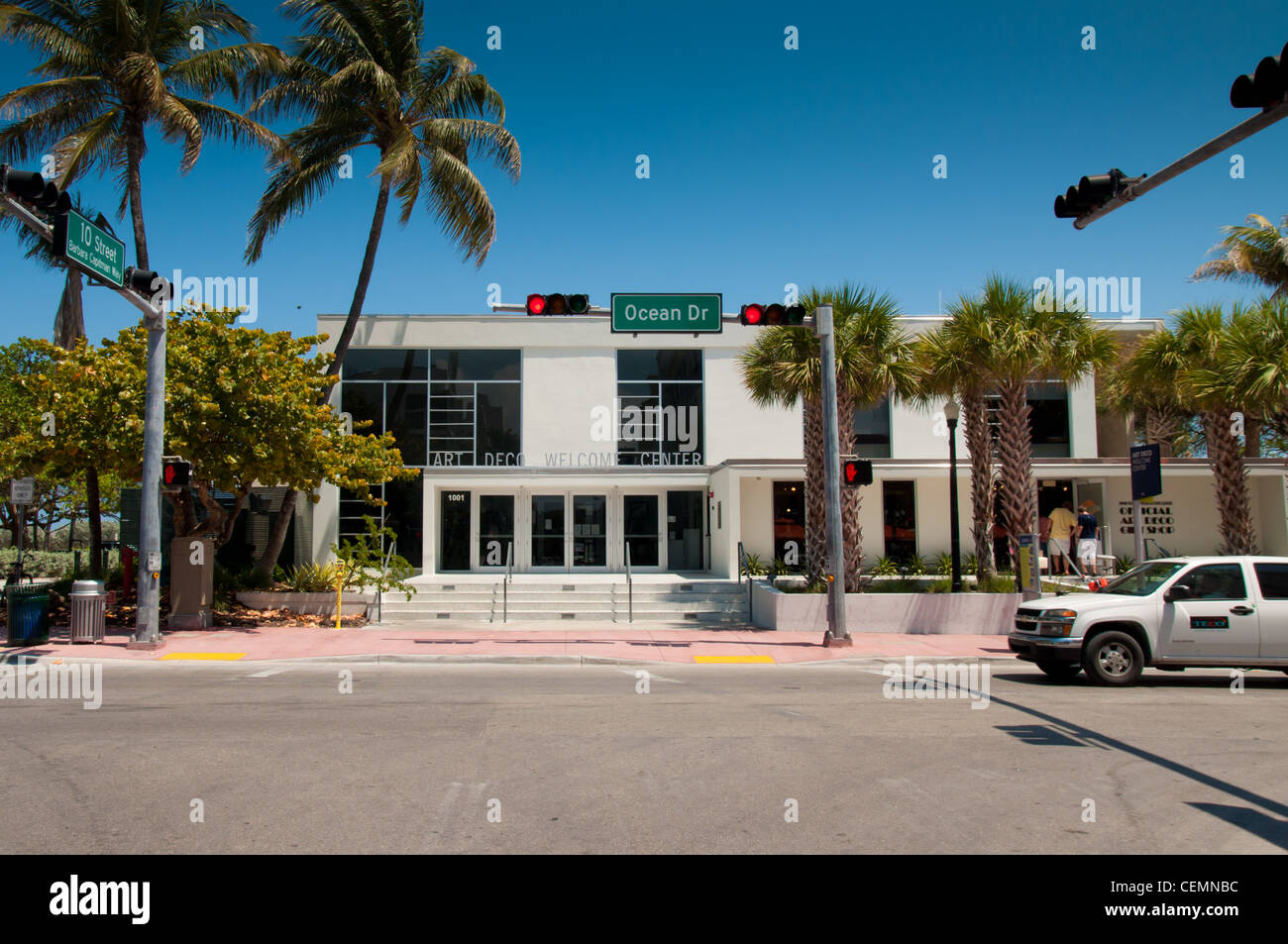 Ocean Drive Kreuzung mit Art-Déco-willkommen-Center in Miami Beach, Florida Stockfoto