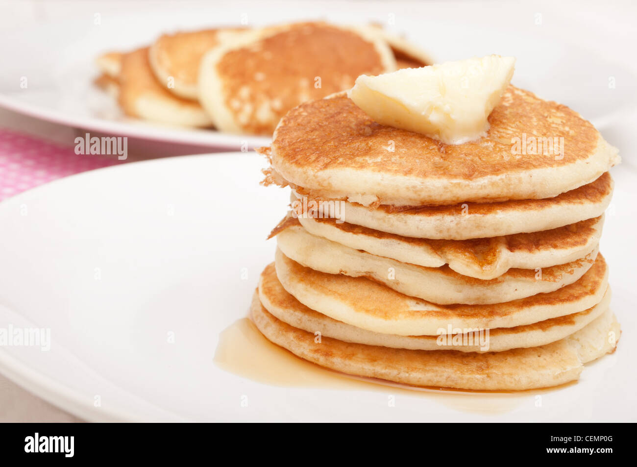 Hausgemachte Pfannkuchen mit Butter und warmem Ahornsirup Stockfoto