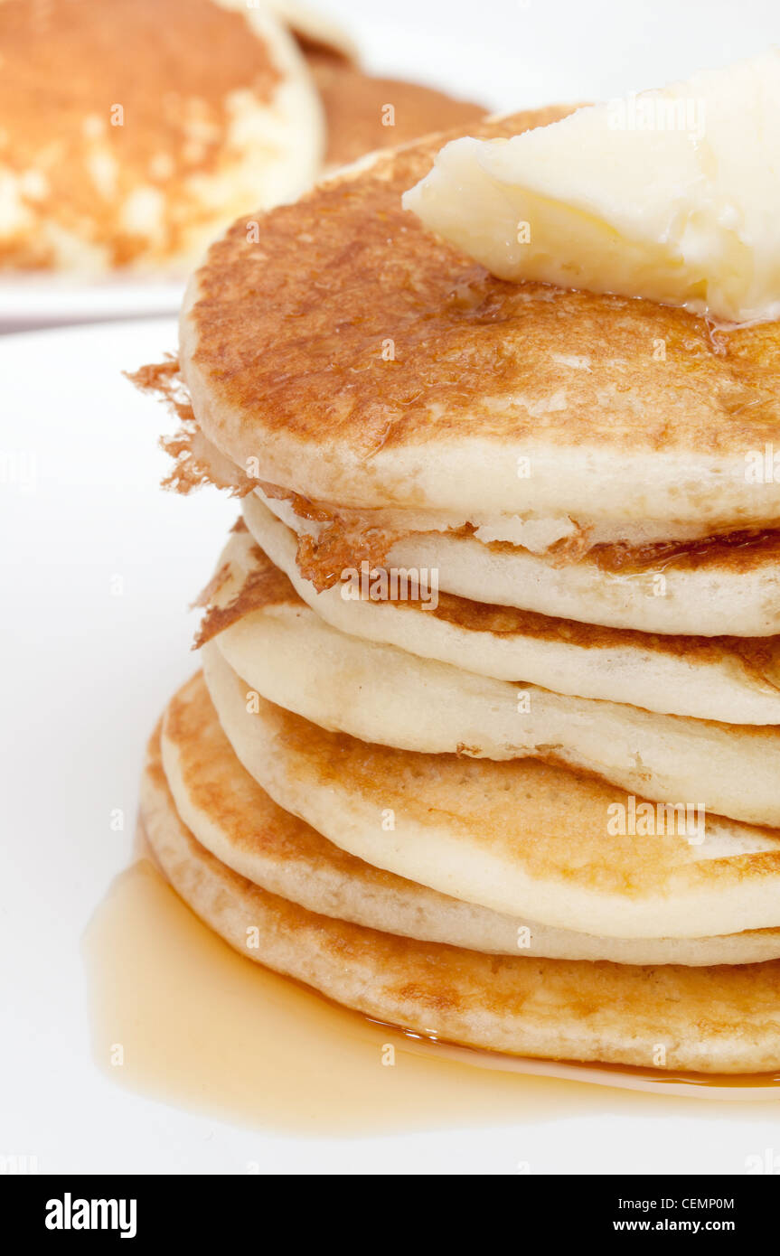 Hausgemachte Pfannkuchen mit Butter und warmem Ahornsirup Stockfoto