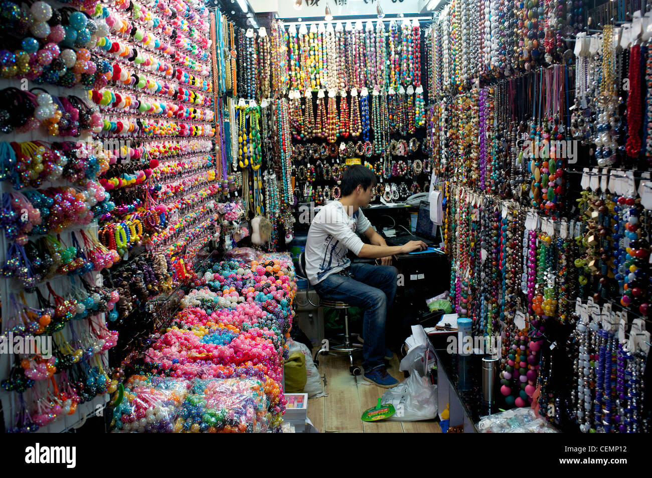 Mode Accessoires sind auf Verkauf in Yiwu market in Wuhan, Provinz Zhejiang, China. 05-Nov-2011 Stockfoto