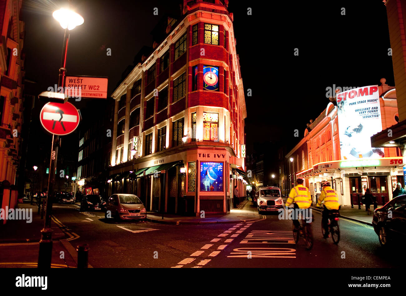 Die Ivy Restaurant London berühmten Polizei Radfahren Stockfoto