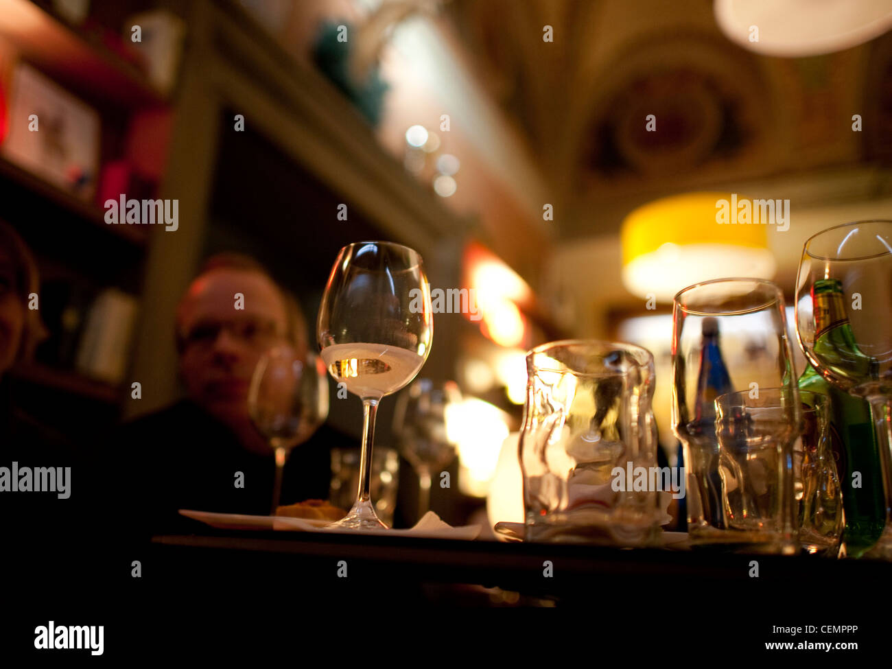 Bar Getränke Tabelle Gläser betrunken trendige betrunken Stockfoto