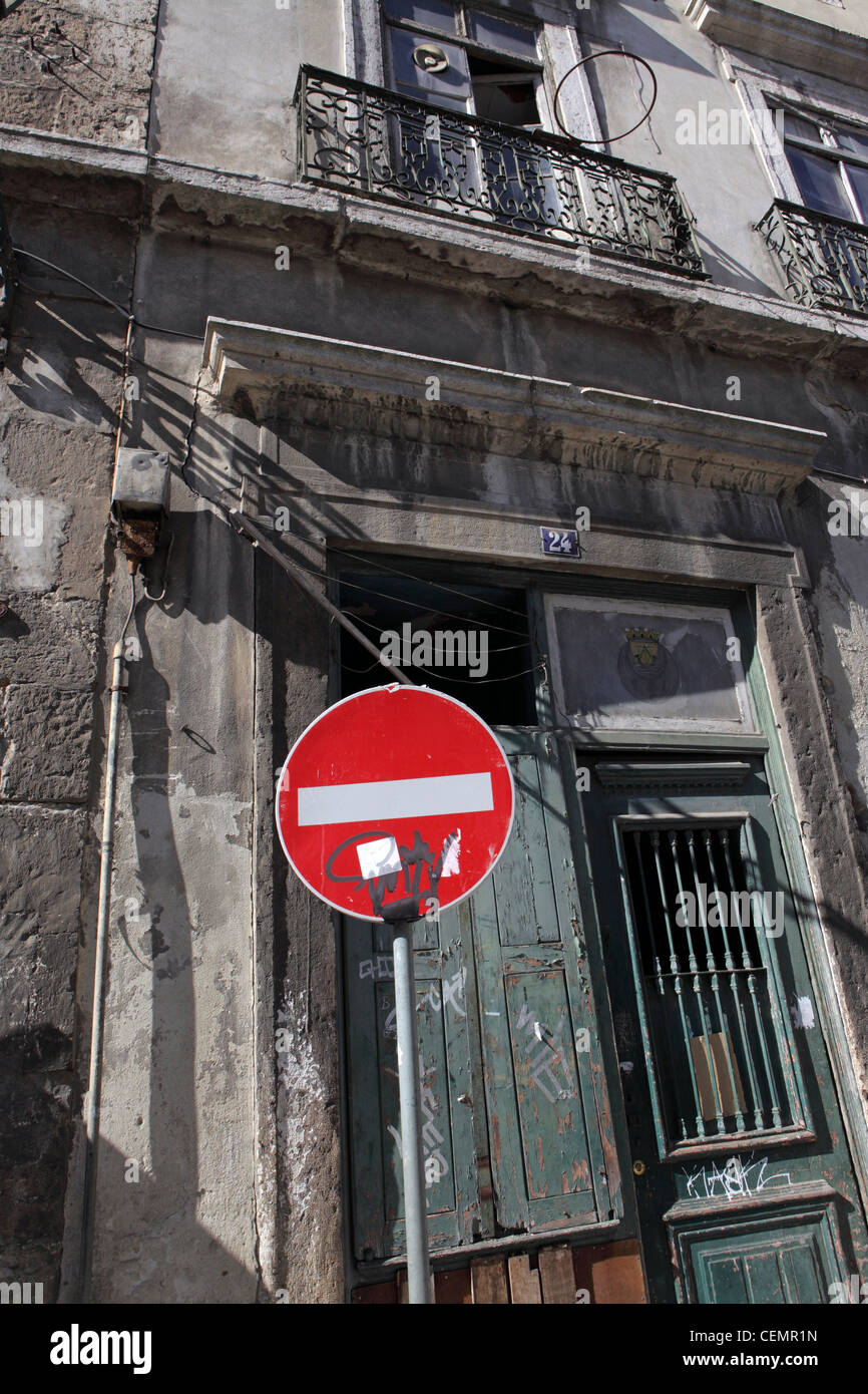 rot und weiß, was kein Eintrag Verkehrszeichen vor heruntergekommen altmodische Altbauwohnung im Stadtzentrum von Lissabon, Portugal zu blockieren Stockfoto