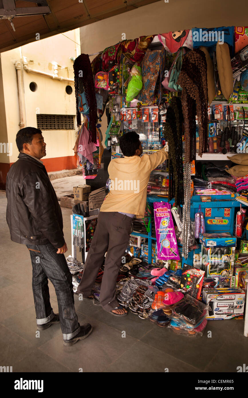 Indien, Westbengalen, Siliguri, Bahnhof New Jalpaiguri, stall verkaufen Inexspensive Reisenden Requisiten Stockfoto