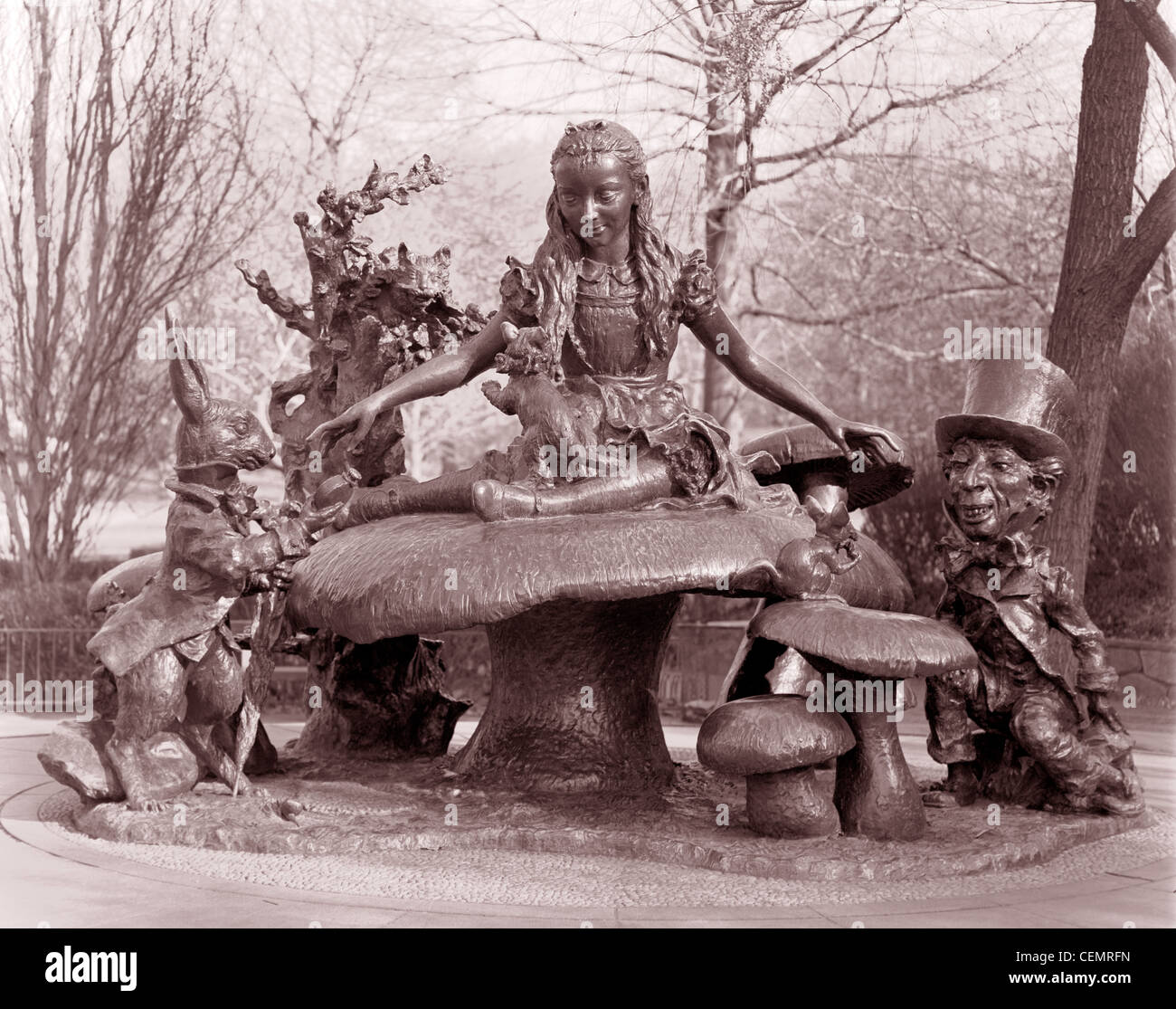 Alice im Wunderland-Denkmal-Skulptur im Central Park, New York City, USA Stockfoto