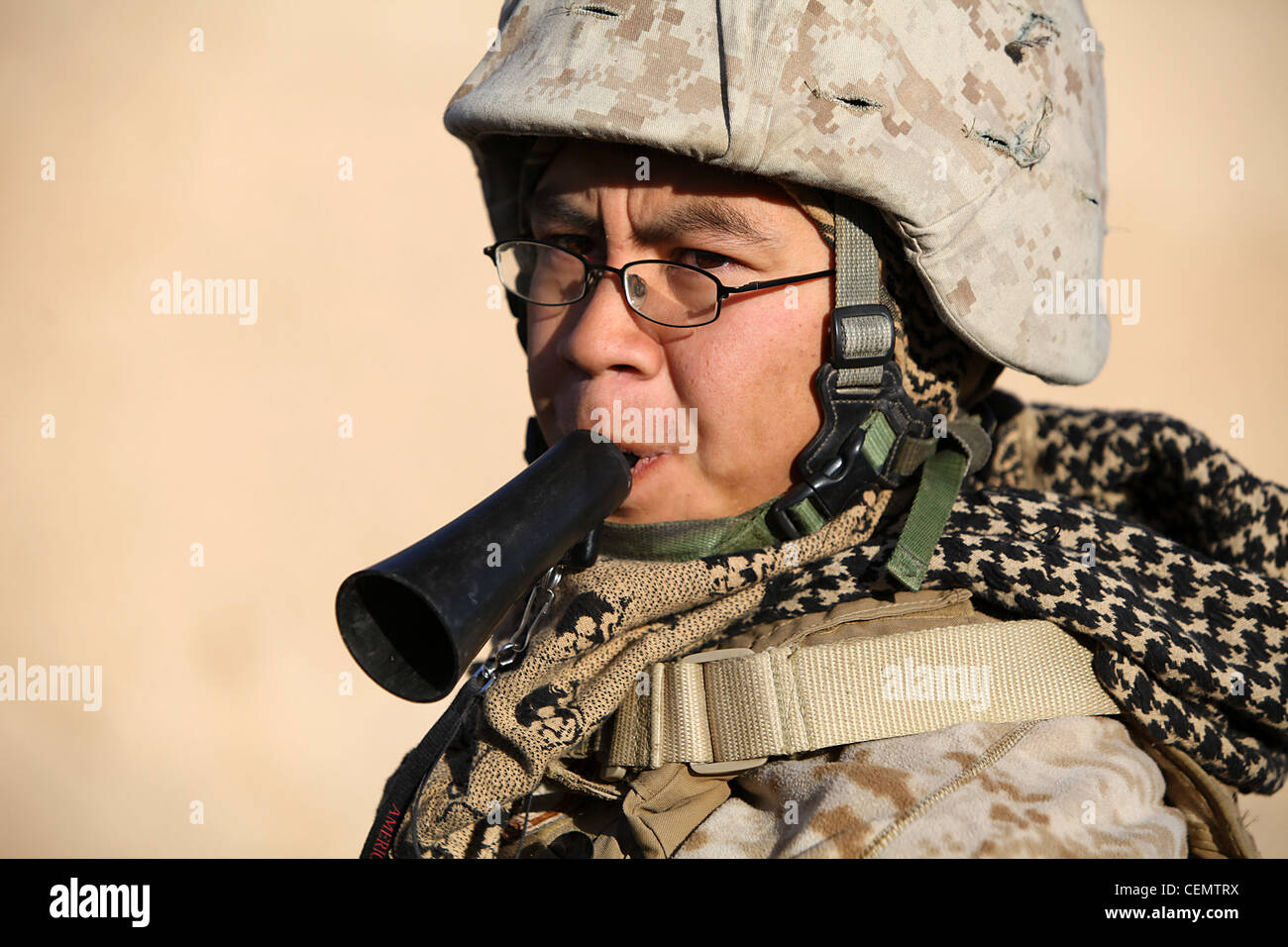 Cpl. Casey Chang, 21, Hundeführer, Detroit, mich., benutzt eine Pfeife, um Tank Befehle zu geben. Tank ist ein militärischer Arbeitshund, der trainiert ist, um militärische und hausgemachte Sprengstoffe zu erkennen. Chang, dem 2. Bataillon, 4. Marines, zugewiesen, absolvierte einen 6-wöchigen Trainingskurs, um die Bedürfnisse und das Training für seinen Hund zu verstehen. Stockfoto