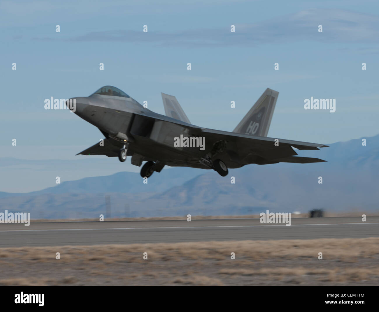 HOLLOMAN LUFTWAFFENBASIS, N.M. - ein F-22 Raptor fliegt während einer Trainingsmission Februar 16. Holloman ist die Heimat des 7. Jagdgeschwaders und seiner Flotte von F-22. Der Raptor führt sowohl Luft-Luft- als auch Luft-Boden-Missionen durch und ermöglicht so die vollständige Umsetzung von Betriebskonzepten, die für die Luftwaffe des 21. Jahrhunderts von entscheidender Bedeutung sind. Stockfoto