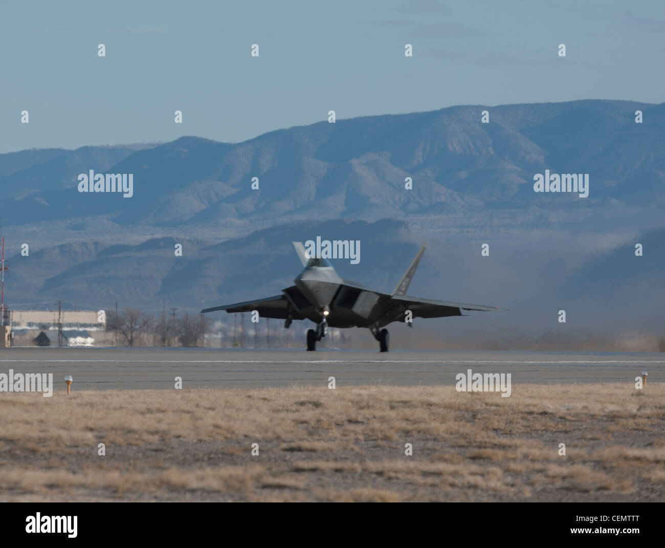 HOLLOMAN LUFTWAFFENBASIS, N.M. - ein F-22 Raptor hebt während einer Trainingsmission im Februar 16 ab. Holloman ist die Heimat des 7. Jagdgeschwaders und seiner Flotte von F-22. Die F-22, eine kritische Komponente der Global Strike Task Force, wurde entwickelt, um die Luftdominanz schnell und in großer Entfernung zu projizieren und Bedrohungen zu besiegen, die versuchen, den Zugang zu unserer Nation Luftwaffe, Armee, Marine und Marine Corps zu verweigern. Die F-22 kann von keinem bekannten Jagdflugzeug erreicht werden. Stockfoto
