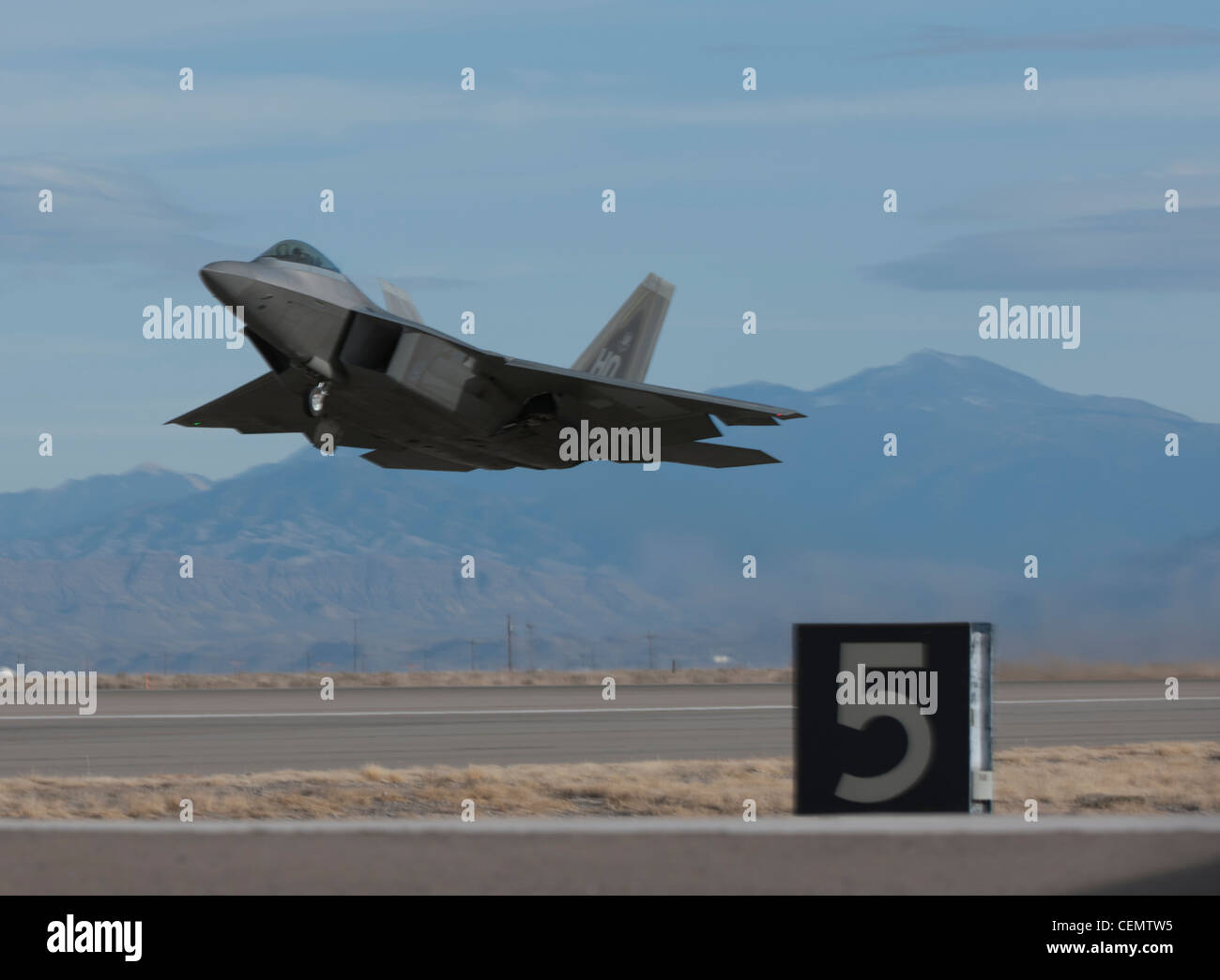 HOLLOMAN LUFTWAFFENBASIS, N.M. - ein F-22 Raptor hebt während einer Trainingsmission im Februar 16 ab. Holloman ist die Heimat des 7. Jagdgeschwaders und seiner Flotte von F-22. Die F-22 verfügt über eine Kombination aus Stealth, Supercruise, Manövrierfähigkeit und integrierter Avionik und stellt in Verbindung mit verbesserter Unterstützbarkeit einen exponentiellen Sprung in den Kampffähigkeiten dar. Stockfoto