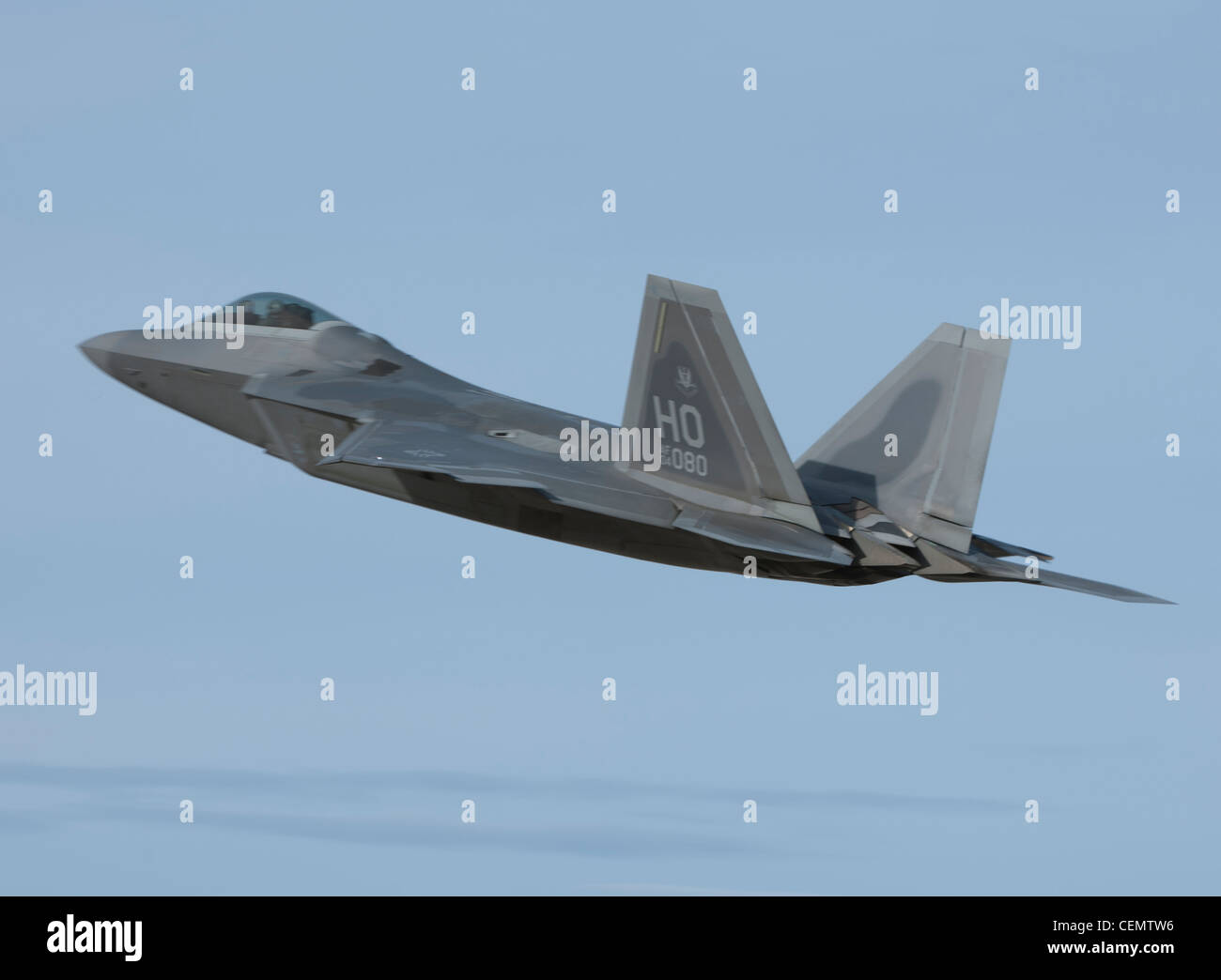 HOLLOMAN LUFTWAFFENBASIS, N.M. - ein F-22 Raptor fliegt während einer Trainingsmission Februar 16. Holloman ist die Heimat des 7. Jagdgeschwaders und seiner Flotte von F-22. Das ausgeklügelte F-22 aerodesign, die fortschrittliche Flugsteuerung, die Schubvektorsteuerung und das hohe Schub-Gewicht-Verhältnis bieten die Möglichkeit, alle aktuellen Flugzeuge zu übermanövrieren. Stockfoto