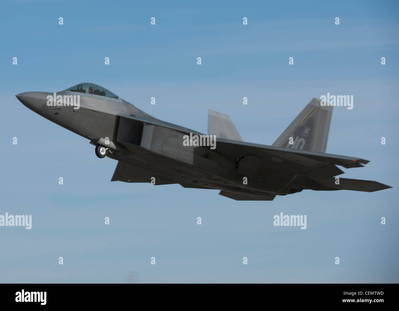 HOLLOMAN LUFTWAFFENBASIS, N.M. - ein F-22 Raptor fliegt während einer Trainingsmission Februar 16. Holloman ist die Heimat des 7. Jagdgeschwaders und seiner Flotte von F-22. Der Raptor führt sowohl Luft-Luft- als auch Luft-Boden-Missionen durch und ermöglicht so die vollständige Umsetzung von Betriebskonzepten, die für die Luftwaffe des 21. Jahrhunderts von entscheidender Bedeutung sind. Stockfoto