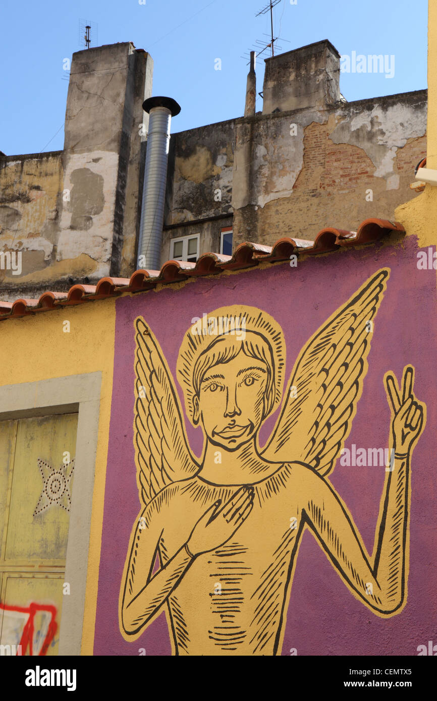 Graffiti von mittelalterlichen Stil Engel auf alten Mauer in zentral-Lissabon, Portugal Stockfoto