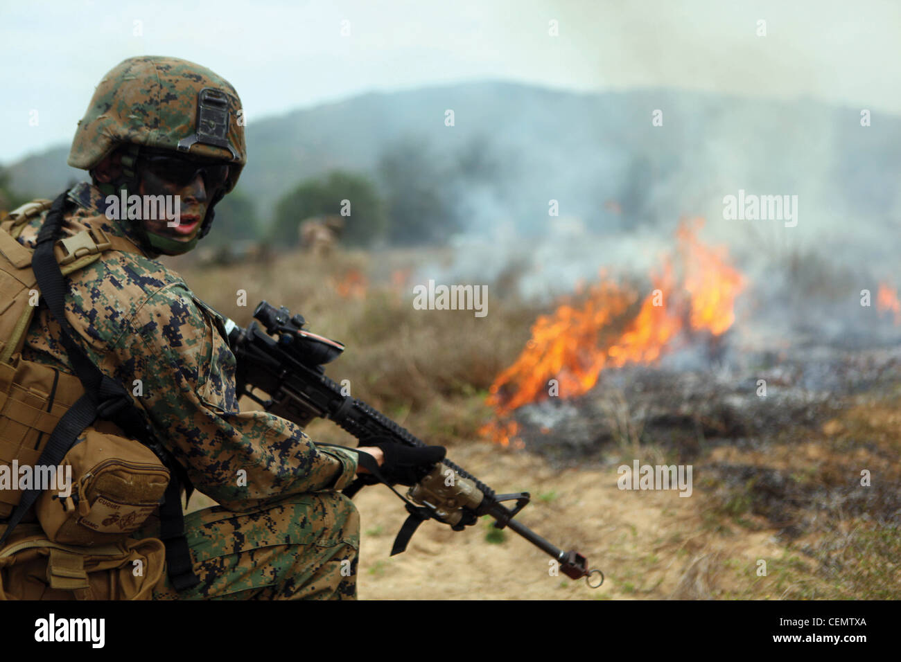 Ein Marine mit Company B, Battalion Landing Team 1. Bataillon, 4. Marines, 31. Marine Expeditionary Unit, sorgt für Sicherheit während eines amphibischen Angriffs hier, Februar 10. Der Angriff war eine multilaterale Übung, die Royal Thai, Republik Korea und US-Marineinfanteristen einschloss und während der Übung Cobra Gold 2012 durchgeführt wurde. CG 2012 zeigt die Entschlossenheit der USA und der teilnehmenden Nationen, die Interoperabilität zu erhöhen und Sicherheit und Frieden in der gesamten asiatisch-pazifischen Region zu fördern. Die 31. MEU ist die US-amerikanische Expeditionstruppe, die in der asiatisch-pazifischen Region bereit ist. Stockfoto