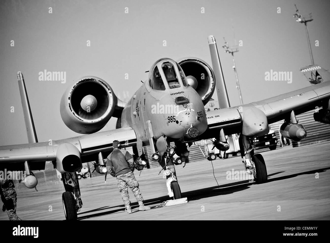 Ein US Air Force A-10C Thunderbolt II aus dem 47. Expeditionary Fighter Squadron durchläuft am 16. Februar die Nachflugverfahren auf dem Bagram Air Field, Afghanistan. Stockfoto