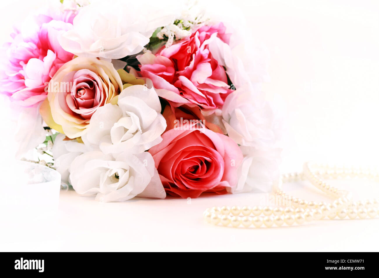 Brautstrauß mit Perlenkette Stockfoto