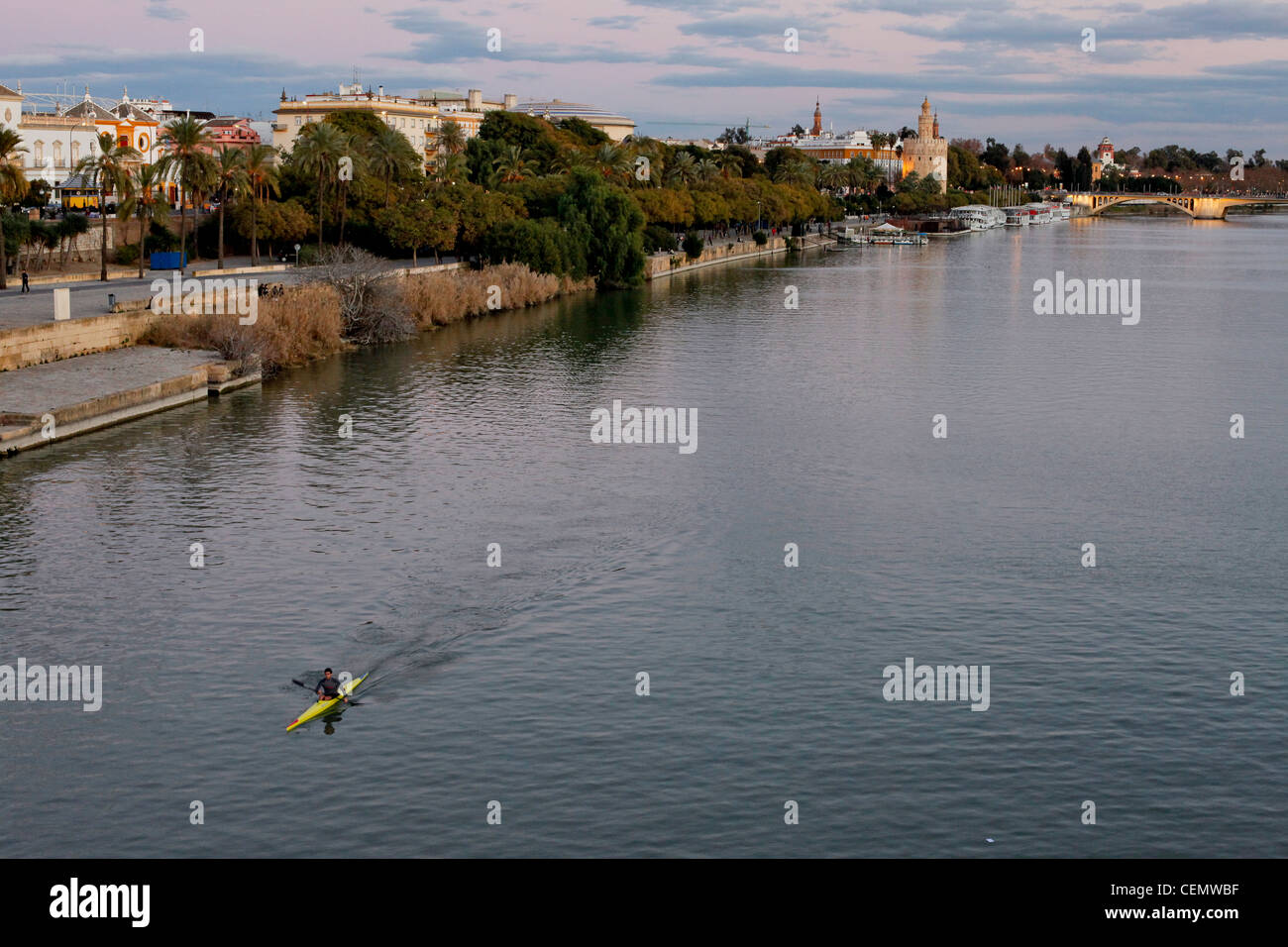 Kanufahren in Guadalquivir mit Golden Tower im Hintergrund, in Sevilla, Spanien Stockfoto