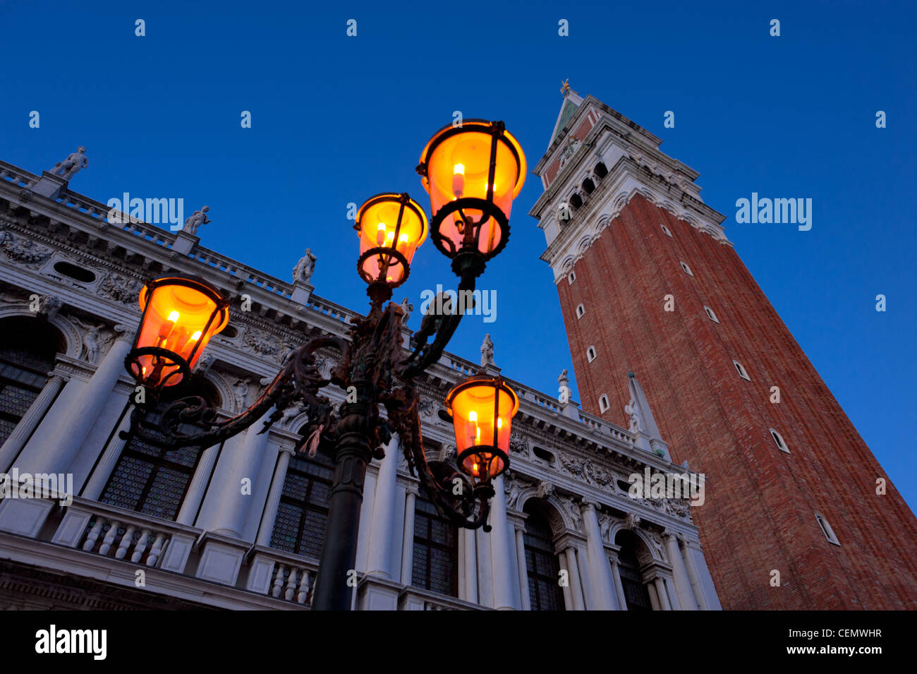 Morgen in San Marco Square. Campanile San Marco, Biblioteca Nazionale Marciana und berühmten venezianischen Straßenlaterne. Stockfoto