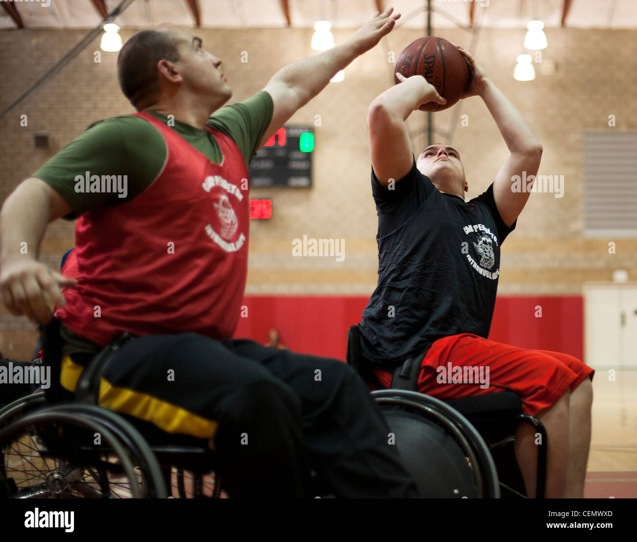 Lance Cpl. Zach Blair, ein verwundeter Krieger mit dem Westen Team, nimmt einen Schuß in einem Endspiel Spiel am 2012 Marine Corps Versuchungen, durch die verwundeten Krieger Regiment gehostet, in der Marine Corps Base Camp Pendleton, Calif., Feb 18, 2012. Verwundete Krieger Marines, Veteranen und Verbündeten konkurrieren im zweiten jährlichen Prüfungen, die Schwimmen, Rollstuhl Basketball, Volleyball, Leichtathletik, Bogenschießen und Schießen. Die Top 50 der Marines erhalten die Gelegenheit, in der Krieger Spiele in Colorado Springs im Mai zu konkurrieren. Stockfoto