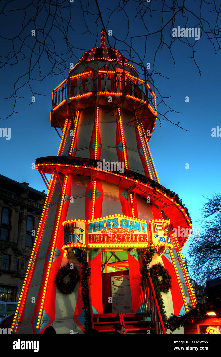Edinburgh Helter Skelter bei Einbruch der Dunkelheit, Winter, Weihnachtsstadt Nachtaufnahme mit Kunstlicht gegen den blauen Himmel. Schottland, Vereinigtes Königreich Stockfoto