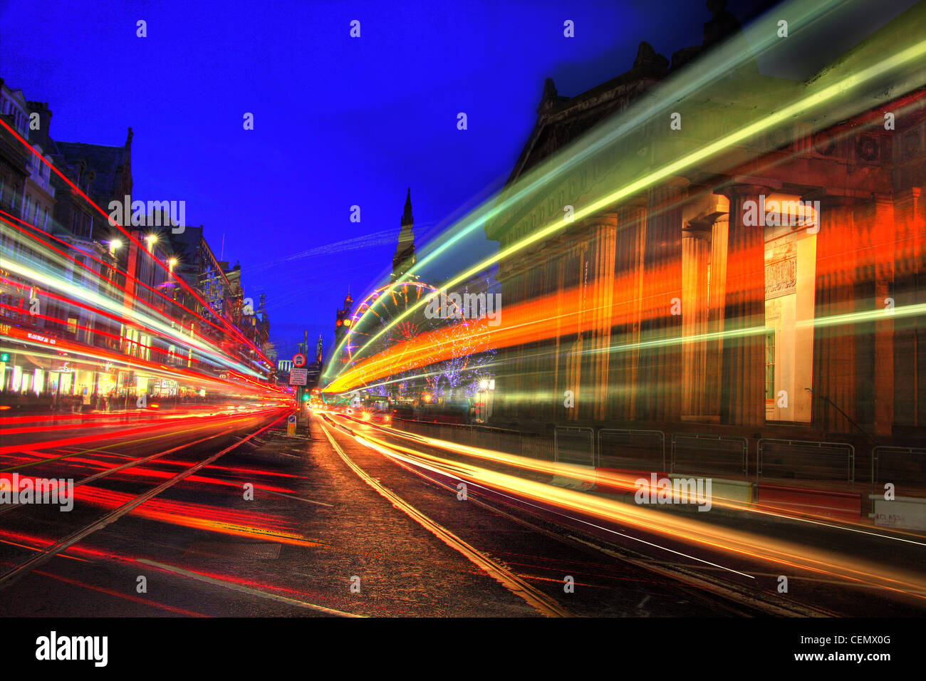 Edinburgh Princes St Traffic Dämmerung. Eine Nachtaufnahme zeigt Stadtauto Wanderwege entlang der Straßenbahn-Linien, Schottlands Hauptstadt, UK @HotpixUK Stockfoto