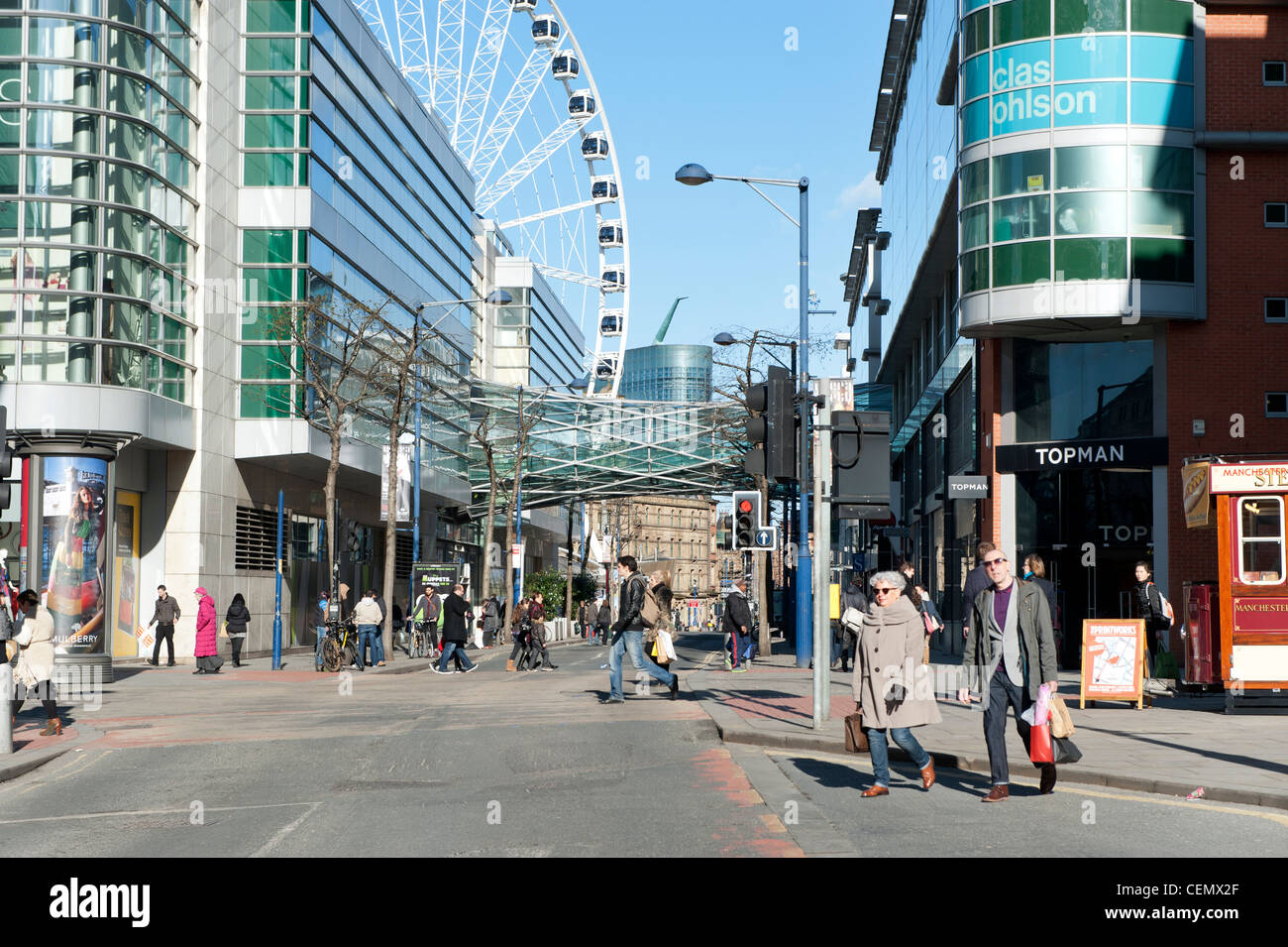 Cross Street im Stadtzentrum von Manchester mit Käufer an einem sonnigen, klaren Himmel Tag beschäftigt. Stockfoto
