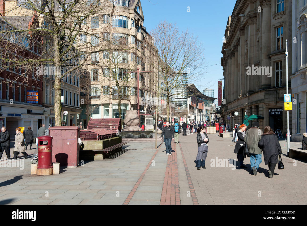 St Ann's Square im Stadtzentrum von Manchester mit Käufer an einem sonnigen, klaren Himmel Tag beschäftigt. Stockfoto