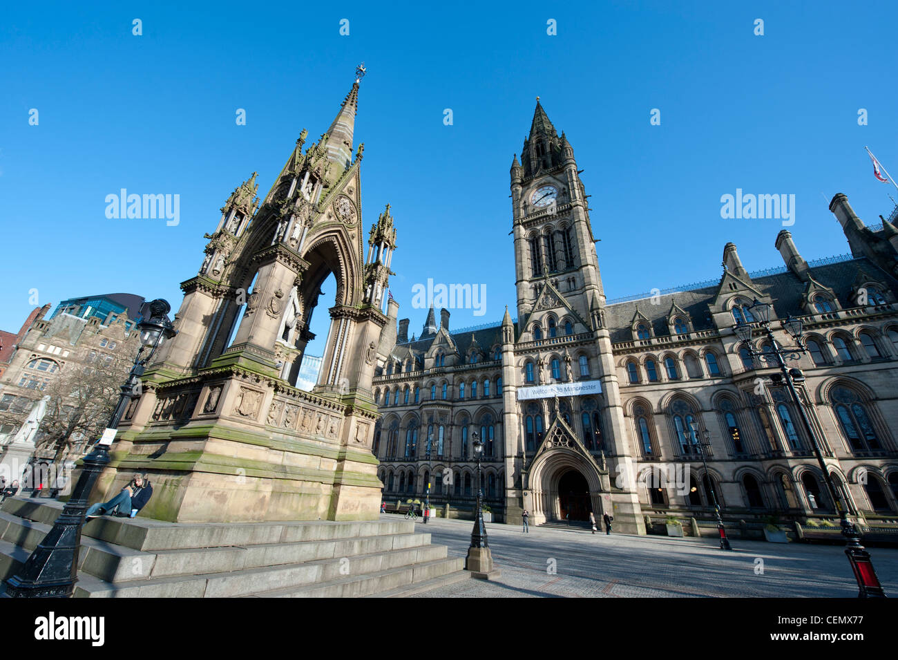 Das Albert Memorial in Albert Square vor dem Rathaus im Stadtzentrum von Manchester an einem klaren Tag. Stockfoto
