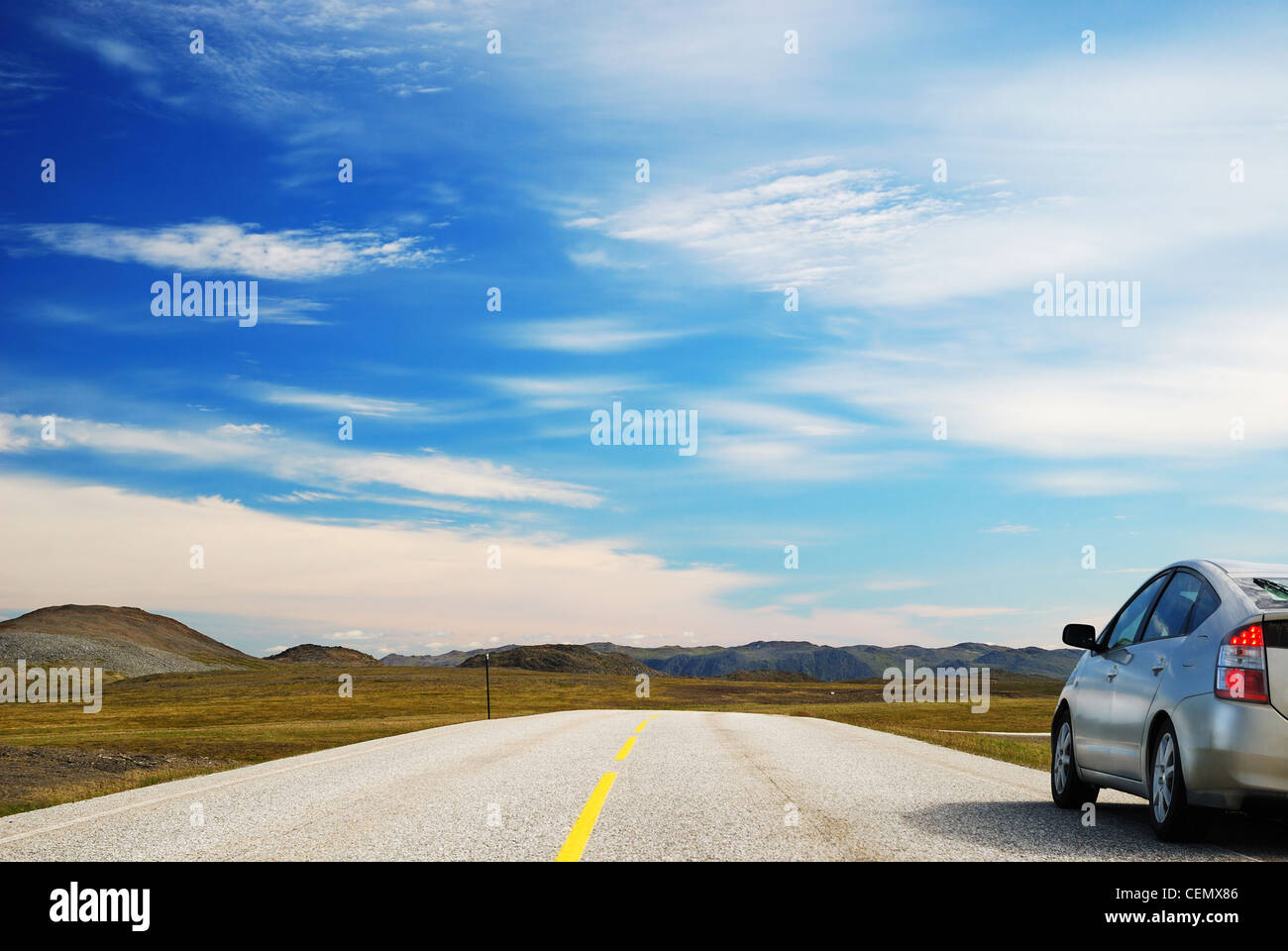 Straße entlang moosigen Hügel von Mageroya. Stockfoto