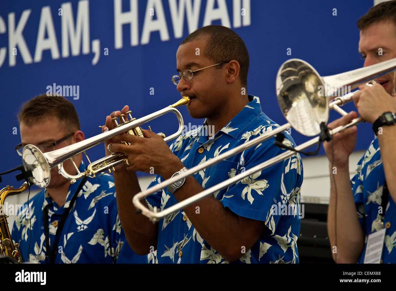 CHANGI, Singapur -- Master Sgt. Brian Hornbuckle U.S. Air Force Band of the Pacific, Hawaii spielt die Trompete während einer Vorstellung am 17. Februar 2012, auf der Singapur Airshow 2012. Die Band sorgte für Unterhaltung während der Woche Singapur Trade und Air Show 13 Mal auftreten. Stockfoto