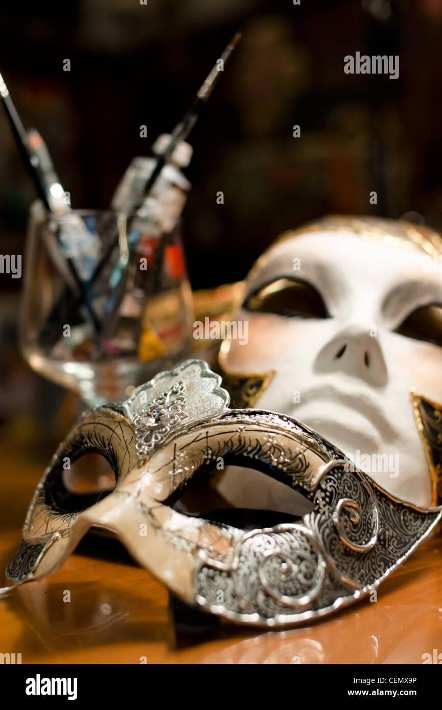 Stillleben mit zwei Venedig Karnevalsmasken, Farben und Pinsel Stockfoto