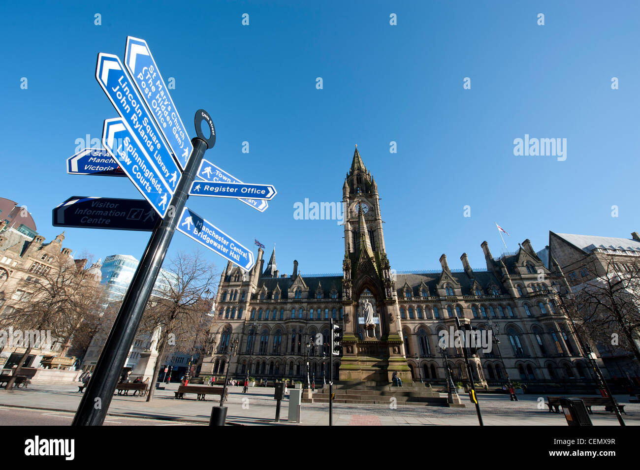 Eine touristische Informationen anmelden Albert Square / Rathaus im Stadtzentrum von Manchester an einem strahlend blauen Himmel-Tag. Stockfoto