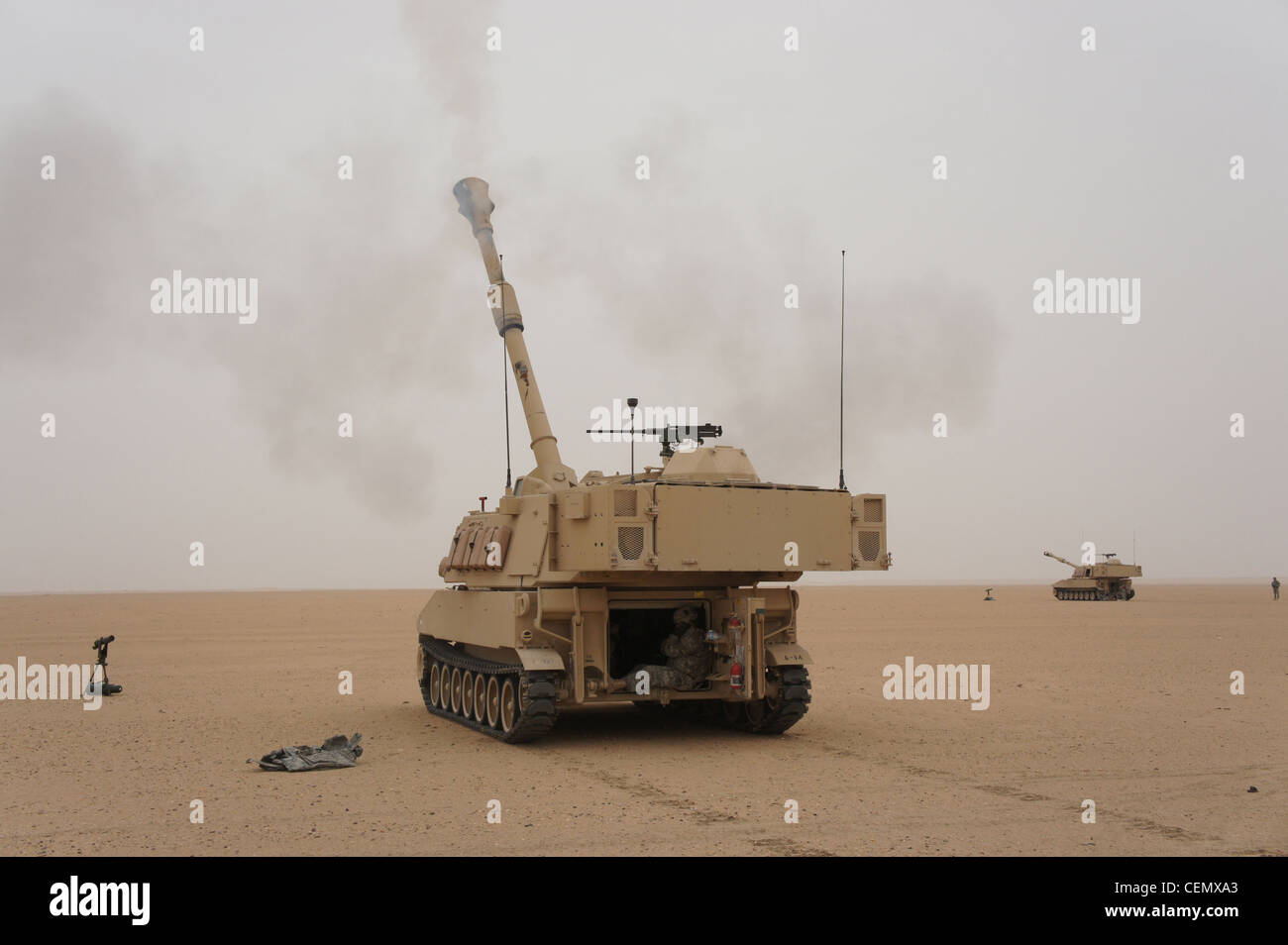 Ein M109A6 Paladin feuert während der 1-125. Field Artillery B Bry's Live Fire Übung der 34. Infantry Division im nördlichen Kuwait Februar 16. Stockfoto