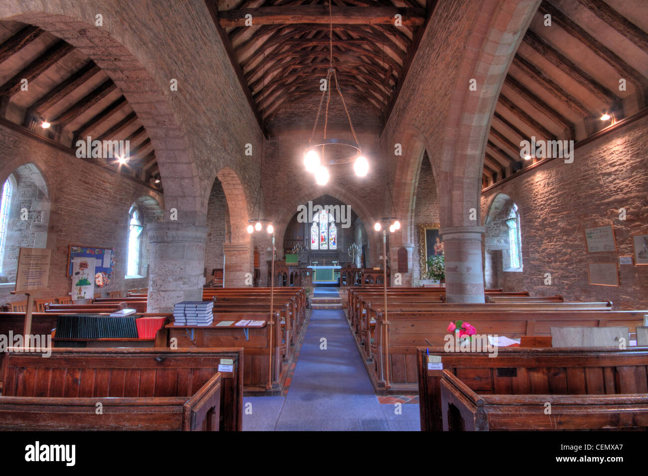 Innenansicht der St. Marys Kirche Linton, Wald von Dean Micheldean, Gloucester, Glos, England, UK. Zeigt Mauerwerk Stockfoto