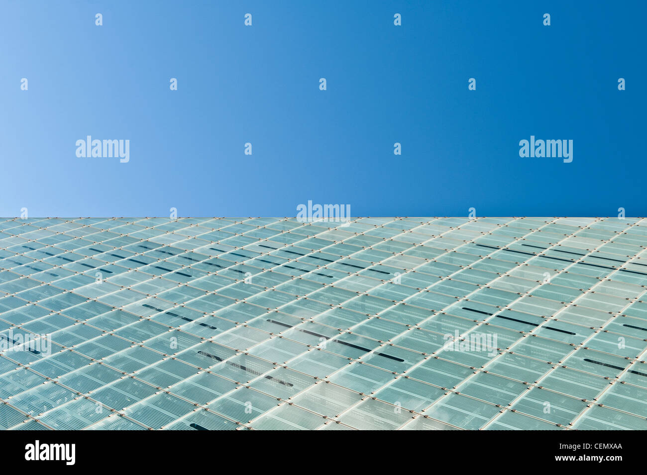 Die Glasfassade des Urbis centre / National Football Museum in Manchester trifft einen wolkenlosen blauen Himmel. Stockfoto