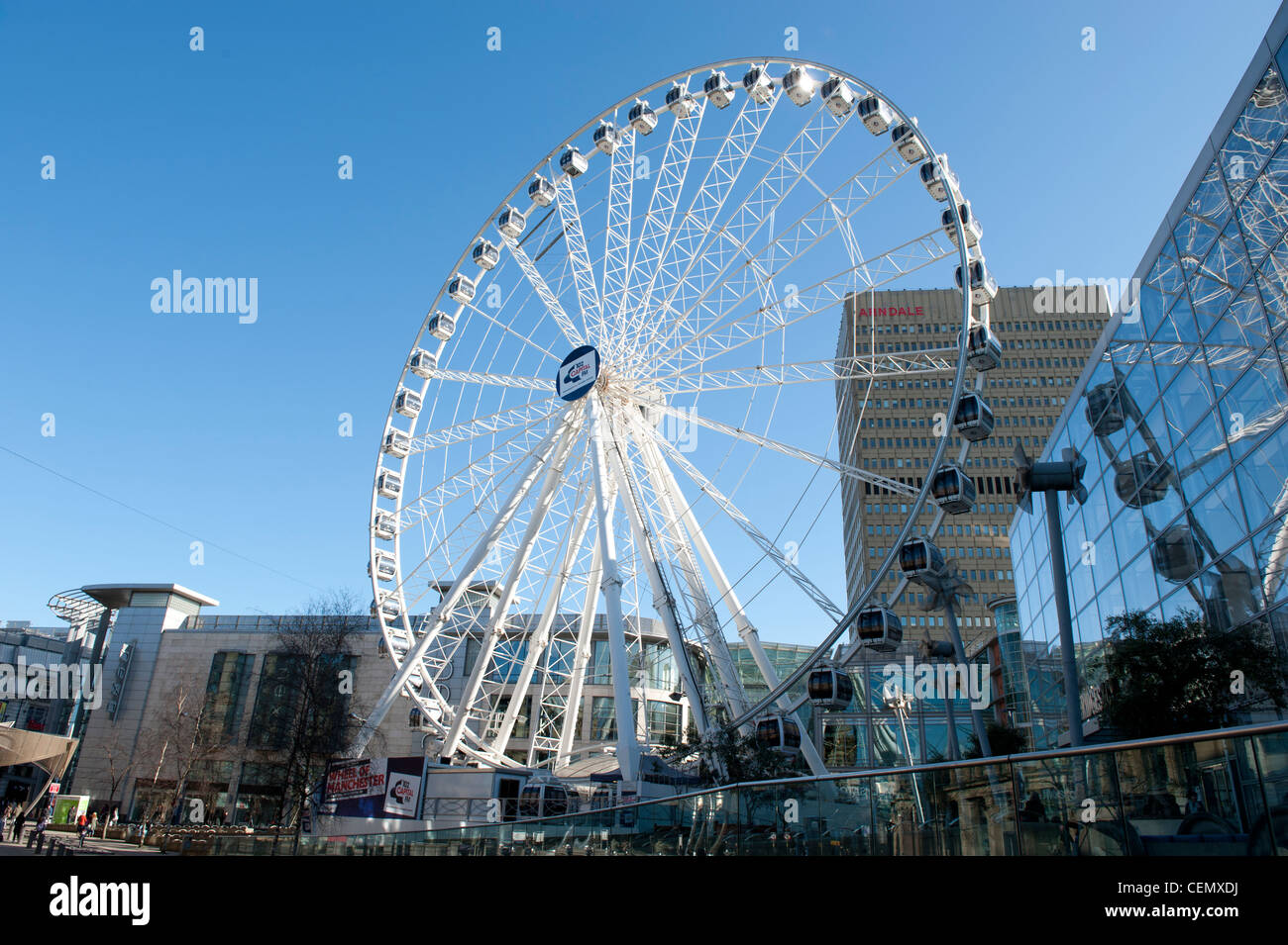Das Rad von Manchester öffentlichen Riesenrad im Gegenzug Platz an einem sonnigen Tag. Stockfoto